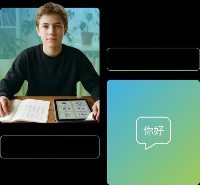 Um rapaz, olhando para diretamente para a câmera, sentado em frente a um caderno e um tablet.